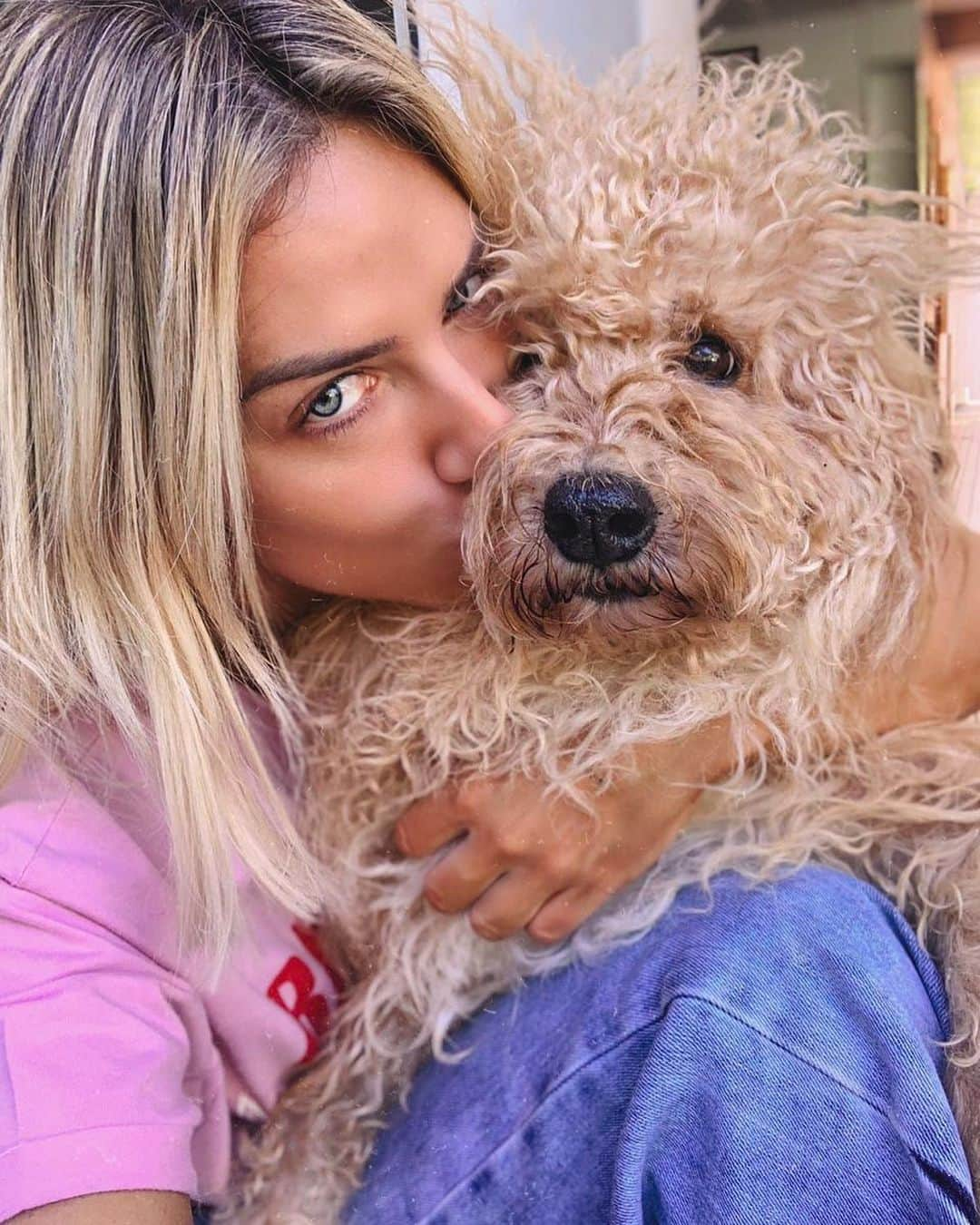 Giovanna Ewbankさんのインスタグラム写真 - (Giovanna EwbankInstagram)「Esse aqui é o Favela, meu amigo que adotei pra vida! 🐶 Na verdade, foi ele quem me adotou me dando amor, carinho, parceria e felicidade. Te amo tanto, Favelinha!!! Como a @pedigreebr diz há dez anos: ADOTAR É TUDO DE BOM! E eu também acredito nisso ❤ Você já pensou em adotar um bichinho? Eu recomendo!!! E olha essa dica: neste sábado, em SP, é Dia de AdoCão. E esses fofinhos vão contar suas histórias no Twitter!!! São os #DogBots! Divertídissimo!!!! Nos stories tem o link com o evento. Vai lá conhecer o seu futuro grande amigo! #DogsBots #AdotarÉTudodebom #Compartilheobem」5月22日 11時04分 - gioewbank