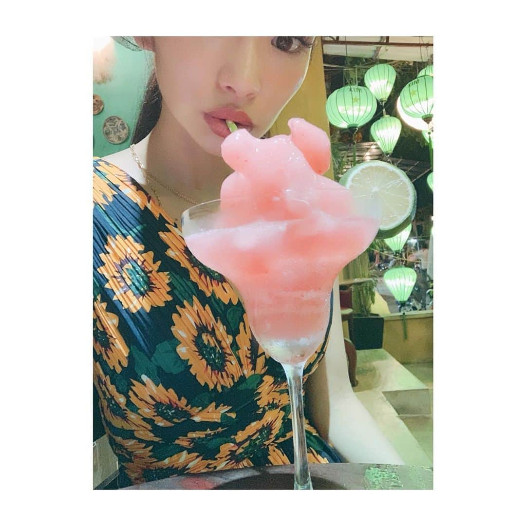 串戸ユリアさんのインスタグラム写真 - (串戸ユリアInstagram)「#🌻 #🍹 #🍦 Fav.drinks for tropical weather 🌴 Strawberry daikiri with vodka.  #🌻🌻🌻🌻🌻🌻🌻🌻🌻🌻 陽気なお天気だとこーゆう思い切った柄が着たくなる🌞 向日葵って、写真見てるだけでも元気になれる。  #summerDress #hoian #vietnam  #ホイアン #ベトナム」5月22日 11時07分 - yuriavodka