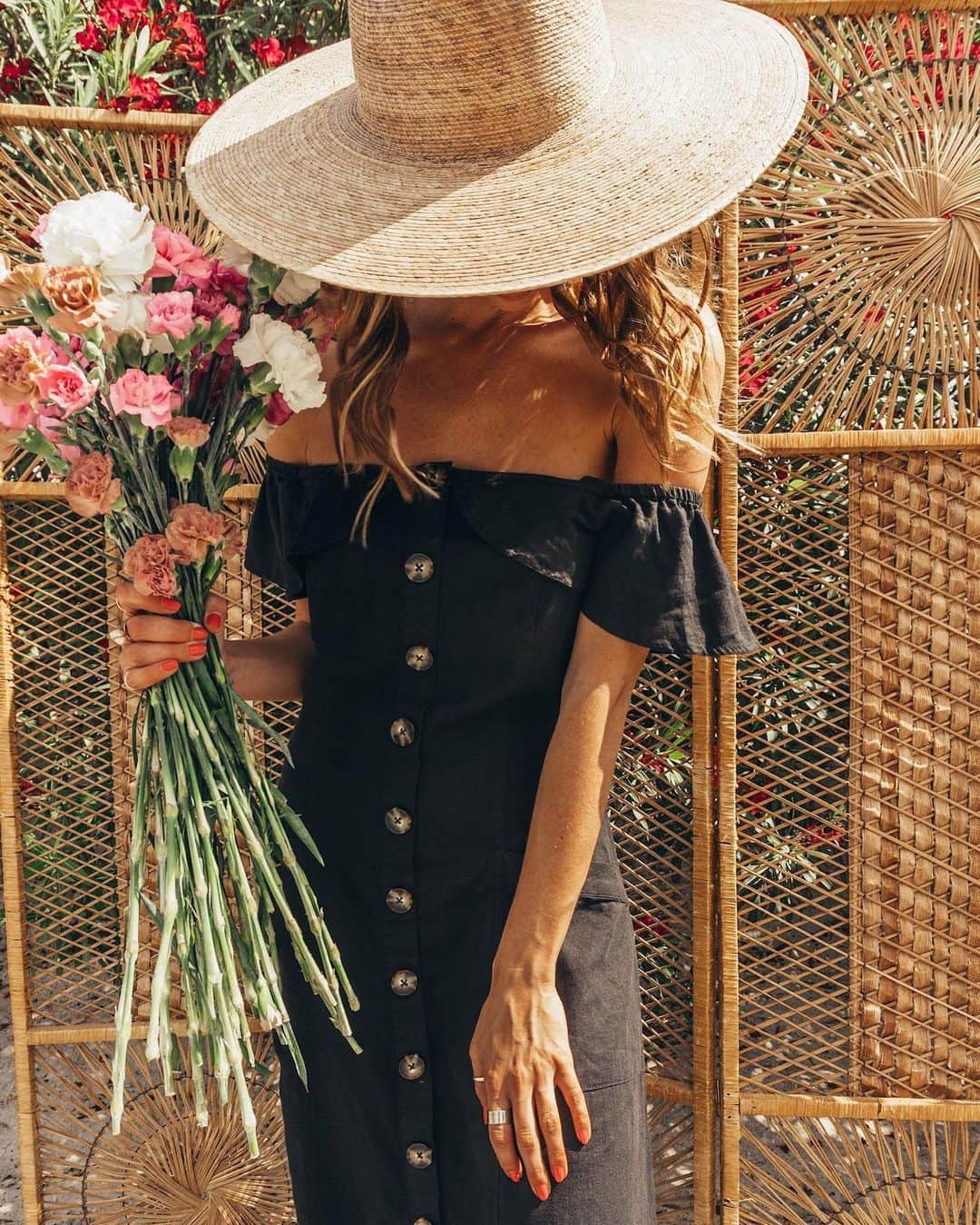 Anthropologieさんのインスタグラム写真 - (AnthropologieInstagram)「You bring the flowers, we'll bring the Oahu Dress 🌻 Photo via @chelsea_owens (link in profile to shop)」5月22日 11時07分 - anthropologie