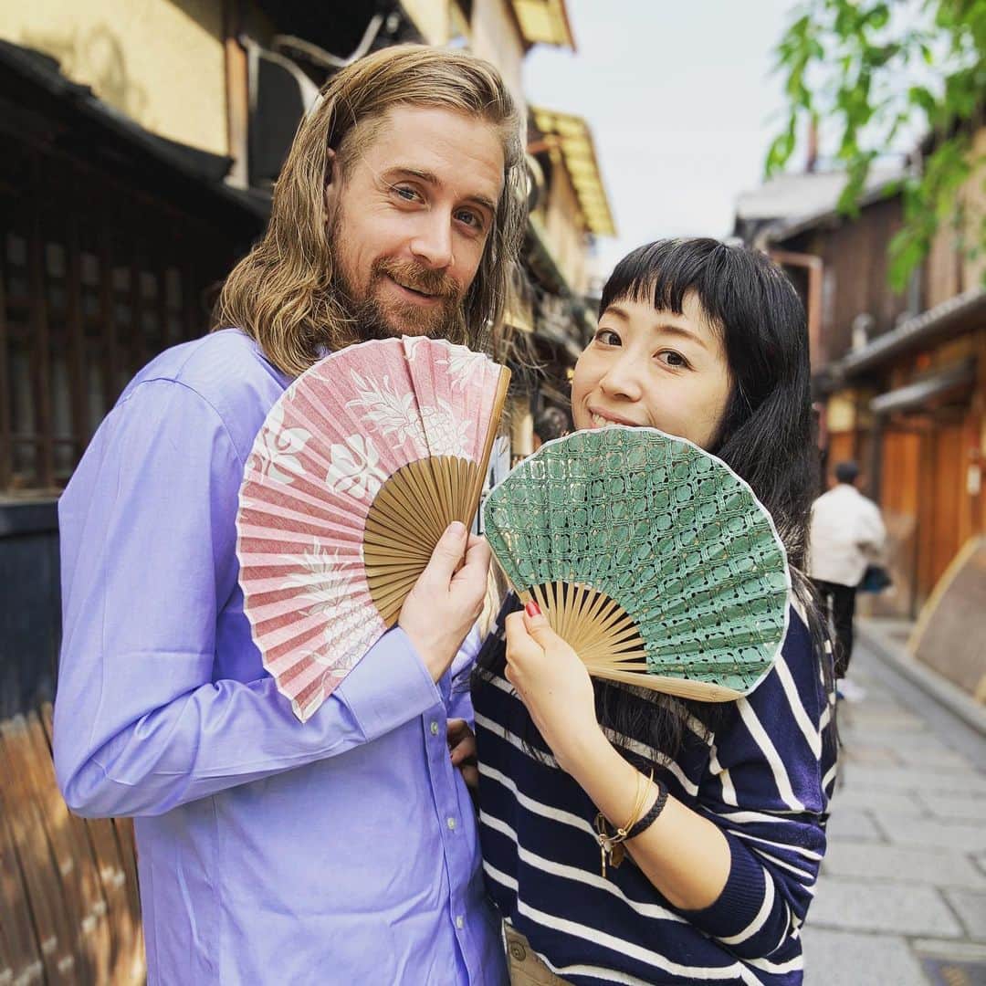 西川庄六商店／NISHIKAWA SHOUROKUのインスタグラム：「. 創業1585年 近江八幡「西川庄六商店」 ハワイ扇子 裏使い price:¥3,000（税抜） レース素材のふわり扇子 price:¥3,500（税抜） http://nishikawashouroku.jp/ . #nishikawashouroku  #sense  #handfan #foldingfan #kyoto #japan #instakyoto  #summer #souvenir #japancraft  #japantrip #kyototravel  #gift #西川庄六商店  #扇子 #和雑貨 #日本のお土産  #夏コーデ  #ショップナウ  #2019夏  #baseで販売中 #ファッション #伝統工芸 #プレゼント #京都 #近江八幡」
