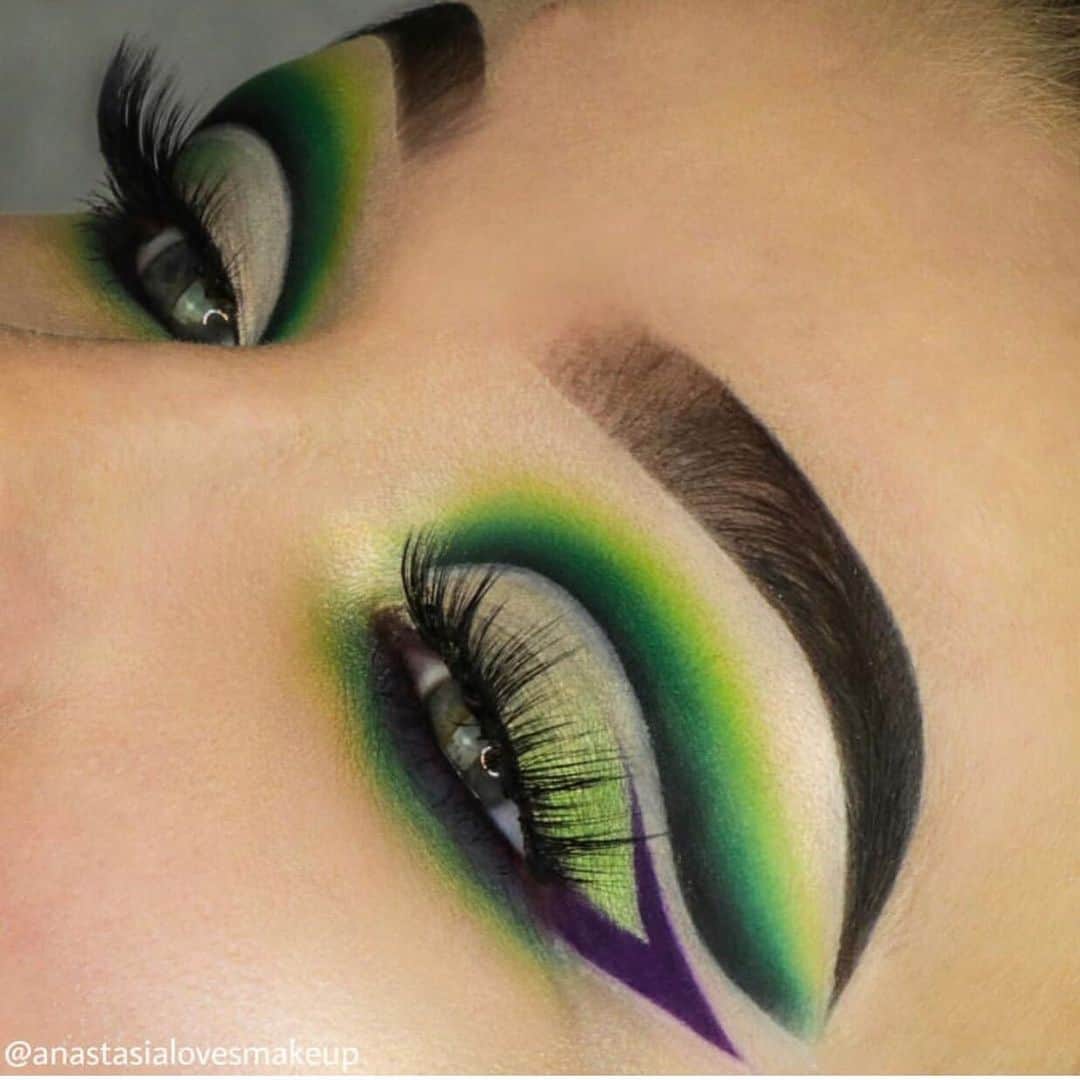 Jeffree Star Cosmeticsさんのインスタグラム写真 - (Jeffree Star CosmeticsInstagram)「AREA 51 🛸🛸 We can see our #AlienPalette beaming from outer space 👀👀 What colors do you think @anastasialovesmakeup used for this captivating blend?? 👽👽 #alien #jeffreestarcosmetics #eyeshad」5月22日 11時17分 - jeffreestarcosmetics