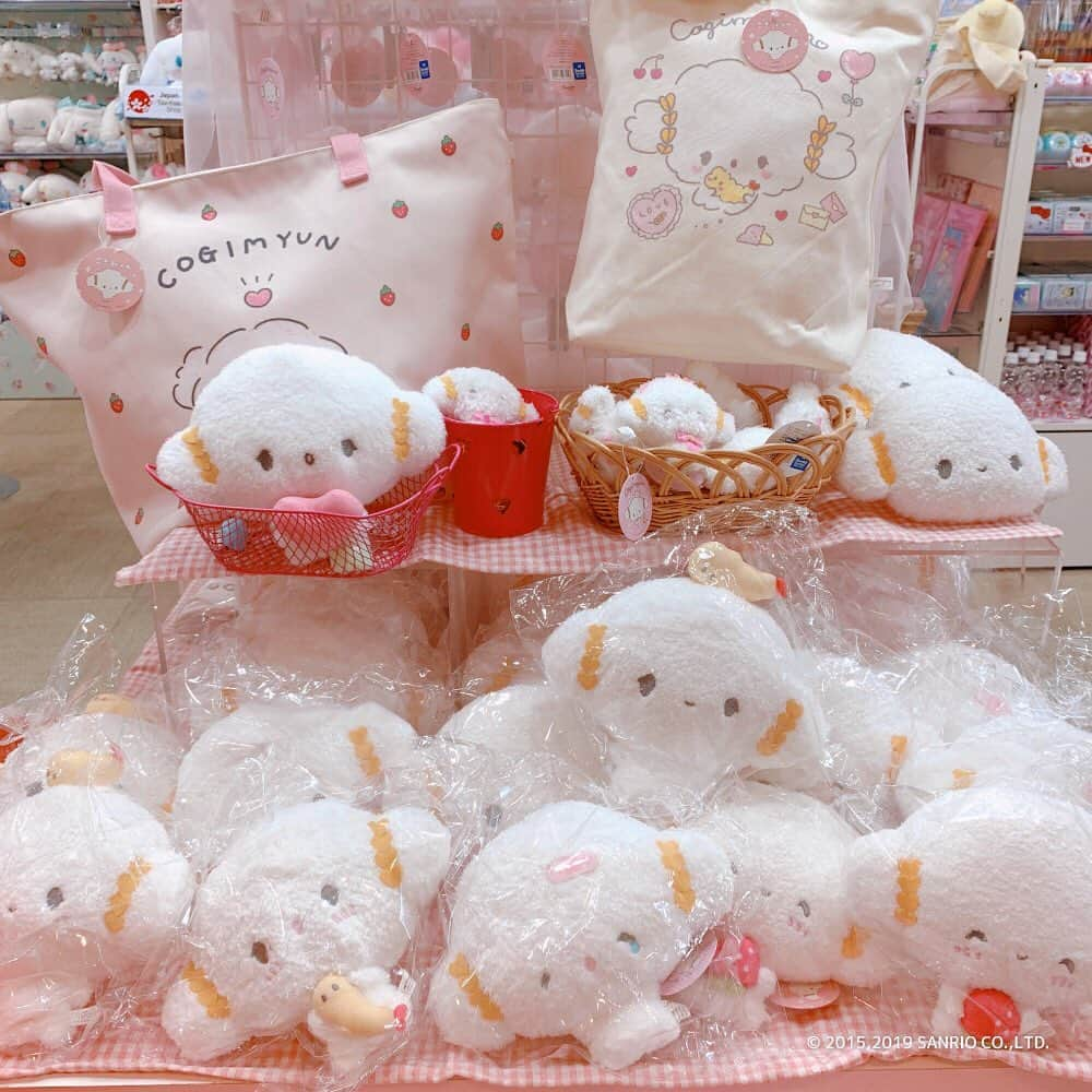 KIDDY LAND officialさんのインスタグラム写真 - (KIDDY LAND officialInstagram)「💌ハローキティショップ原宿店よりお知らせ💌 コギムーナ（小麦粉の精）のおんなのこ、こぎみゅんのグッズを発売中！ こぎみゅんはちょっとしたことで散ってしまう、とてもとても儚い性格。 本当はおにぎりになりたいと思っています🍙 そんなこぎみゅんのグッズを是非見に来てください～！ #サンリオ #sanrio #こぎみゅん #cogimyun #キデイランド #kiddyland #キデイランド原宿店 #ハローキティショップ #hellokittyshop #harajuku #原宿」5月22日 11時20分 - kiddyland_co.jp