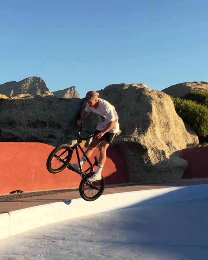 のインスタグラム：「Just you and your bike during sunset on beautiful Glen Beach in Cape Town. What could be better? 🚴: @mr.moo__  #bike #bmx #givesyouwings」