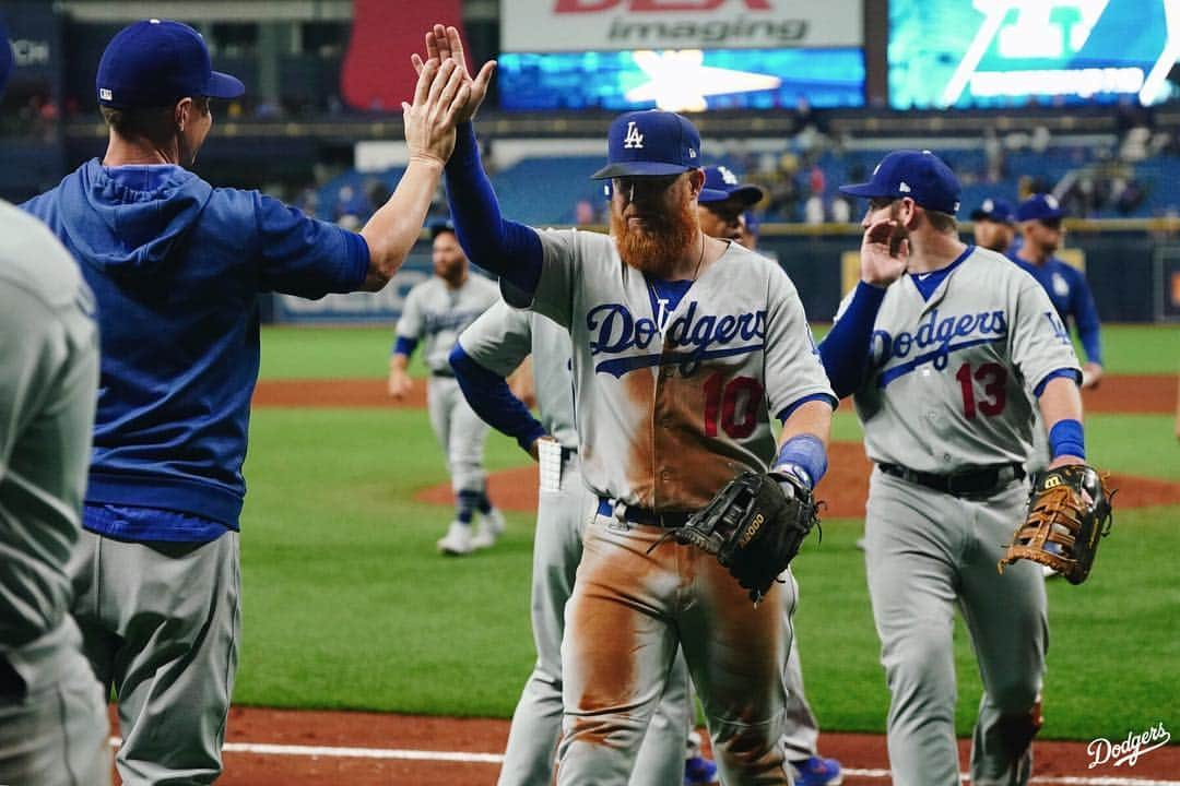 Los Angeles Dodgersさんのインスタグラム写真 - (Los Angeles DodgersInstagram)「Victory formation!」5月22日 11時34分 - dodgers