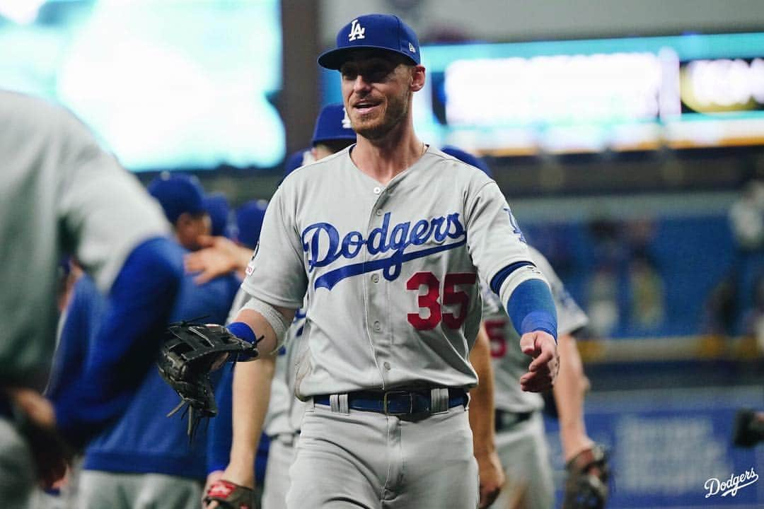 Los Angeles Dodgersさんのインスタグラム写真 - (Los Angeles DodgersInstagram)「Victory formation!」5月22日 11時34分 - dodgers