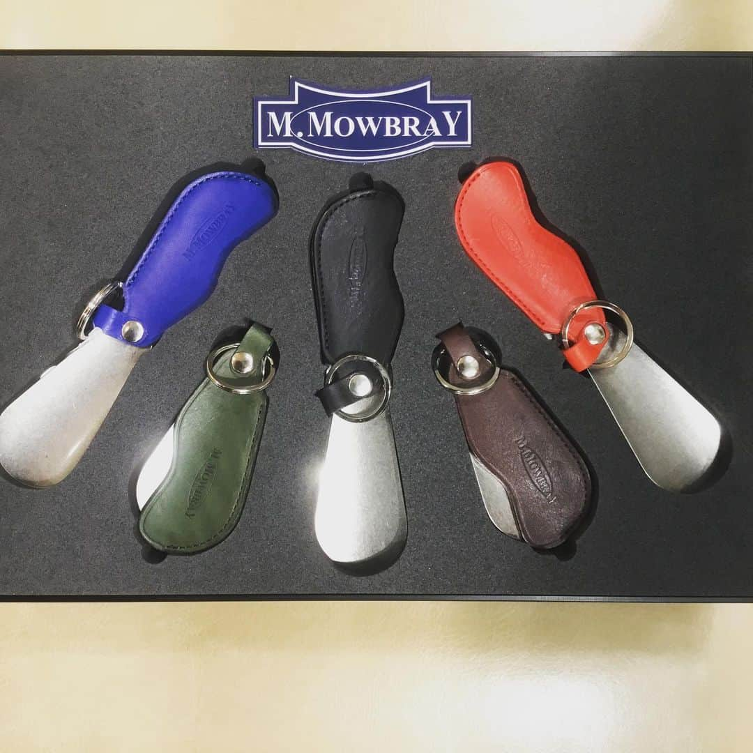 m.mowbrayさんのインスタグラム写真 - (m.mowbrayInstagram)「「アビィシューホーン×ポルコレザー」¥8,000＋TAX  エイジングがぐんぐん進みそうな伸び代◎な「ポルコレザー」をケースにあしらった限定品。 ホーンの色・柄全て一点物のためギフトにぴったりです。 「M・Mowbray スライドシューホーン」¥5,000＋TAX  カラーバリエーションが豊富で使用感抜群なスライドシューホーン。 艶消しのベラ部分の質感がスーパー渋い…！ どちらも父の日のギフトに、いかがでしょうか。  #mmowbray #mowbraymania #abbeyshoehorn #gift #池袋工房 #お洒落さんと繋がりたい #足元倶楽部」5月22日 11時43分 - m.mowbray