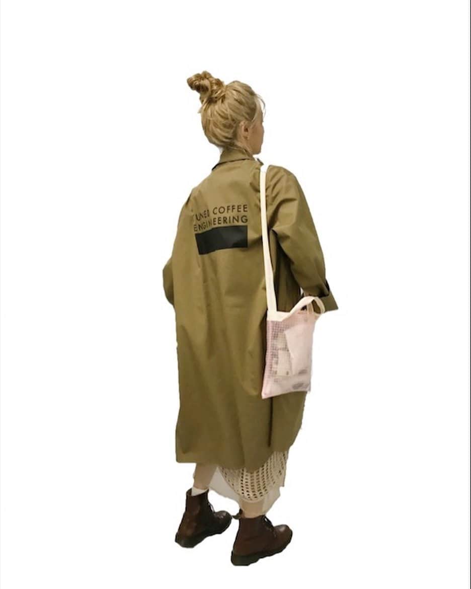 Ami さんのインスタグラム写真 - (Ami Instagram)「昨日の私服。﻿ ﻿ コートは、ユニクロで購入‼︎﻿ SALE品になっていて2000円だった‼︎安っ💦﻿ メンズサイズで袖を折って着てます‼︎﻿ オリジナルでバックプリントも入れました😙﻿ いい感じになって お気に入り‼︎﻿ 防水効果抜群なので、雨の日にもってこいな一枚‼﻿ ﻿ #他のブランドもタグ付けしておきます🏷︎﻿ #3枚目髪型が違うのはメイク前に撮ったからですー」5月22日 11時46分 - ami_dream05