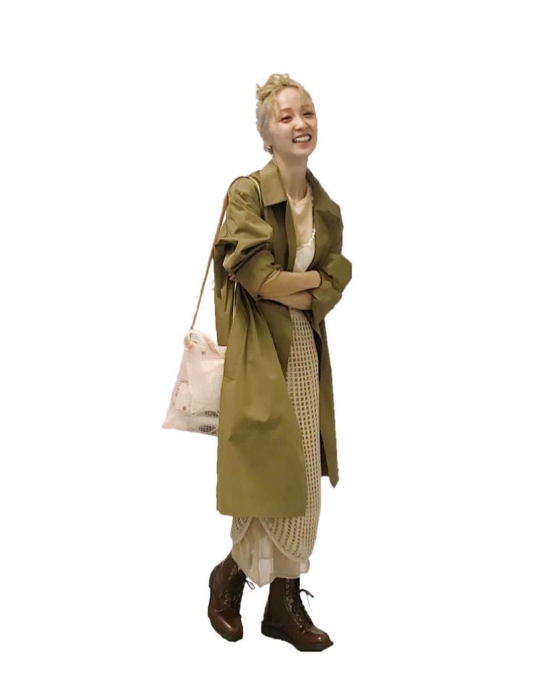 Ami さんのインスタグラム写真 - (Ami Instagram)「昨日の私服。﻿ ﻿ コートは、ユニクロで購入‼︎﻿ SALE品になっていて2000円だった‼︎安っ💦﻿ メンズサイズで袖を折って着てます‼︎﻿ オリジナルでバックプリントも入れました😙﻿ いい感じになって お気に入り‼︎﻿ 防水効果抜群なので、雨の日にもってこいな一枚‼﻿ ﻿ #他のブランドもタグ付けしておきます🏷︎﻿ #3枚目髪型が違うのはメイク前に撮ったからですー」5月22日 11時46分 - ami_dream05