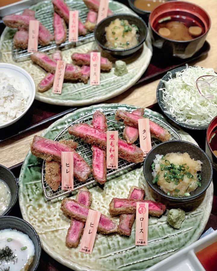 のインスタグラム：「🥢 “定食”というスタイルで食べる 最旬トレンド「牛カツ」🐄 日本&世界でシェアNo.1を誇る 『京都勝牛』の新メニューがスタート🥩 ・ ・ 牛カツだって部位を選びたい♡ そんな願いを叶えてくれる 新メニューは『選べる牛カツ』 ▪️５つの部位から選べる ▪️ハーフ&ハーフで楽しめる『相盛り膳』 ▪️カスタマイズで楽しめる たれ&薬味 ▪️麦ごはんは おかわり自由 ▪️〆の一口はこだわりのカスタマイズ🍚 ↪︎カツカレー、卵かけごはん、カレー茶漬け等 ・ ・ がんばる補給に💪🏻 満腹になるまで存分にお楽しみください🥩❤️」