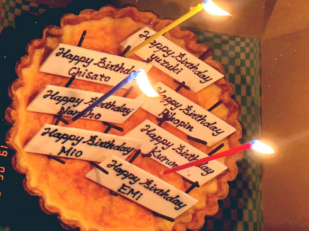 秋山ゆずきのインスタグラム：「. . 事務所のみなさんに お祝いしてもらいました🎂 社長 @asobisystemarmy をはじめ アソビシステムの皆様 ありがとうございます◟̆◞̆ . . そしてお誕生日だった皆様 おめでとうございます🎂 今年も頑張ります☆ . . #お誕生日 #お誕生日ケーキ #合同お誕生日」