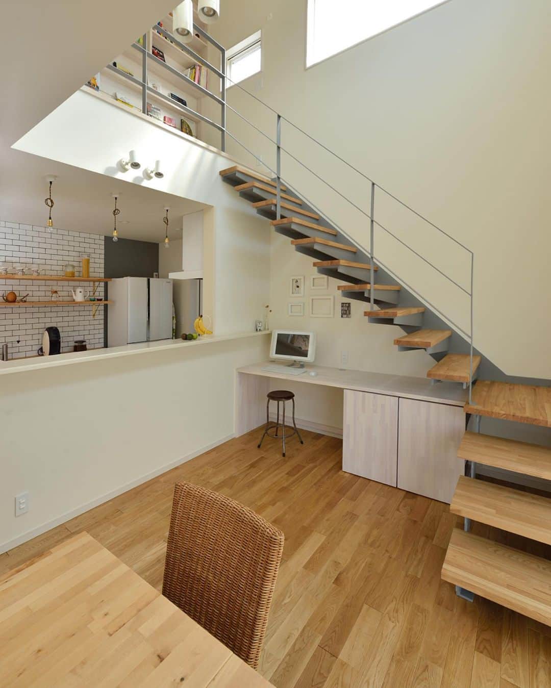 ルポハウス一級建築士事務所さんのインスタグラム写真 - (ルポハウス一級建築士事務所Instagram)「・ ・ ・ デザイン性の高い階段を上がると本棚がお目見え。 ・ 見せる収納と機能性を併せ持った、本との距離を近づける空間です。 ・ ・ ・ 𓐌𓐌𓐌𓐌𓐌𓐌𓐌𓐌𓐌𓐌𓐌𓐌𓐌𓐌𓐌𓐌𓐌𓐌  ルポハウスの施工事例はこちらまで☞ @reposhouse  𓐌𓐌𓐌𓐌𓐌𓐌𓐌𓐌𓐌𓐌𓐌𓐌𓐌𓐌𓐌𓐌𓐌𓐌 #ルポハウス は#ちょっとかっこいい家 を"友人のために" という思いでつくっています。 一生に一度の#マイホーム。 「あなたにしかできない」×「ルポハウスだからできる」で、 私たちだけの#家づくり を思いっきり楽しんでみませんか？！ ・ ・ ・ #住宅 #注文住宅 #新築一戸建て #住まい #シンプルな暮らし #デザイナーズ住宅 #外観 #一級建築士事務所 #設計事務所 #design #simple #滋賀 #大津 #草津#リビング階段 #階段インテリア #鉄骨階段 #見せる収納棚 #見せる本棚」5月22日 11時57分 - reposhouse