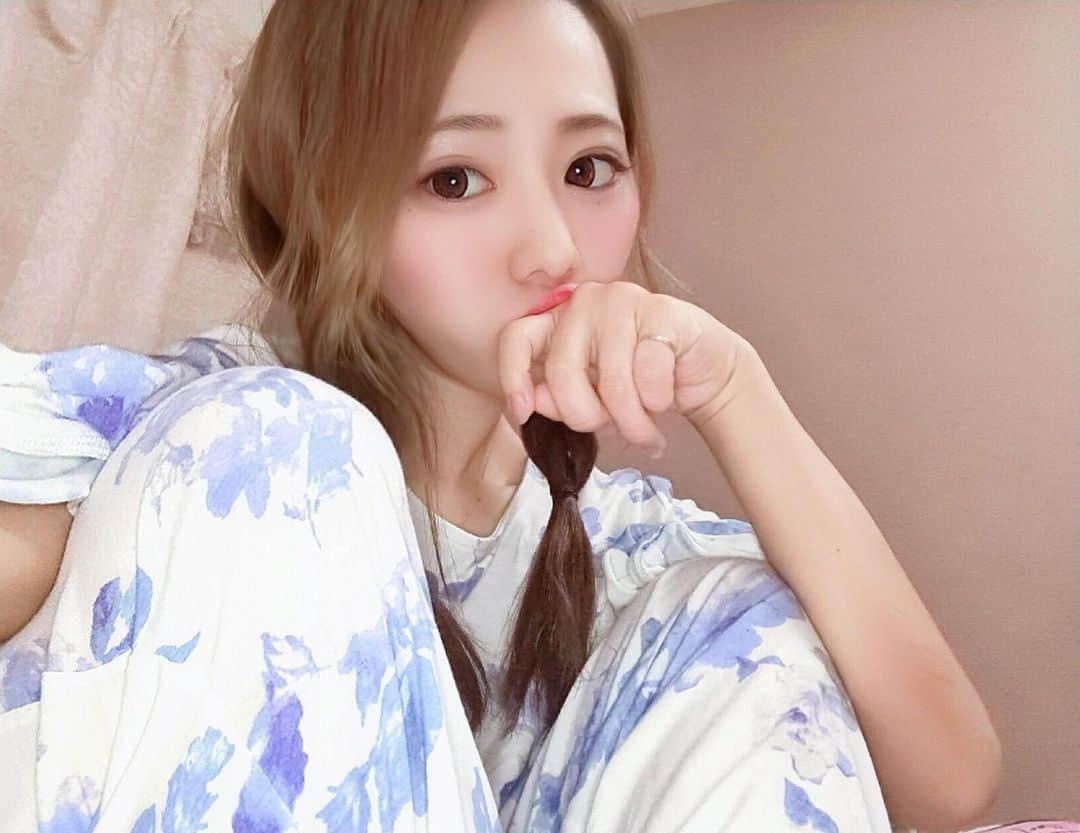 愛田杏奈さんのインスタグラム写真 - (愛田杏奈Instagram)「鼻喉系がおかしくなると、 思うように歌えなくてすごく落ち込む😷🎤 . . それに加えて、ここ数ヶ月で インスタ用に撮りためた写真とか youtube用に撮りためた動画が消えちゃって ダブルパンチ🤜🤜🤜 . . うまく行くことばっかじゃないけど、 今日も前向きにがんばりますっ！ . . あぁいいお天気〜🌤💕💕💕 . . #最近 #運気下がり気味 #あげてこ #あげあげ #前向き #病む時間もったないね #笑っていこう #これが長田スタイル #笑 #roomwear #flower #aimerfeel #エメフィール #ルームウェア #適当三つ編み #お家スタイル #selfie #instagood  #ダブルバンク #instagood #likeforlikes #followme」5月22日 11時58分 - anna_osada