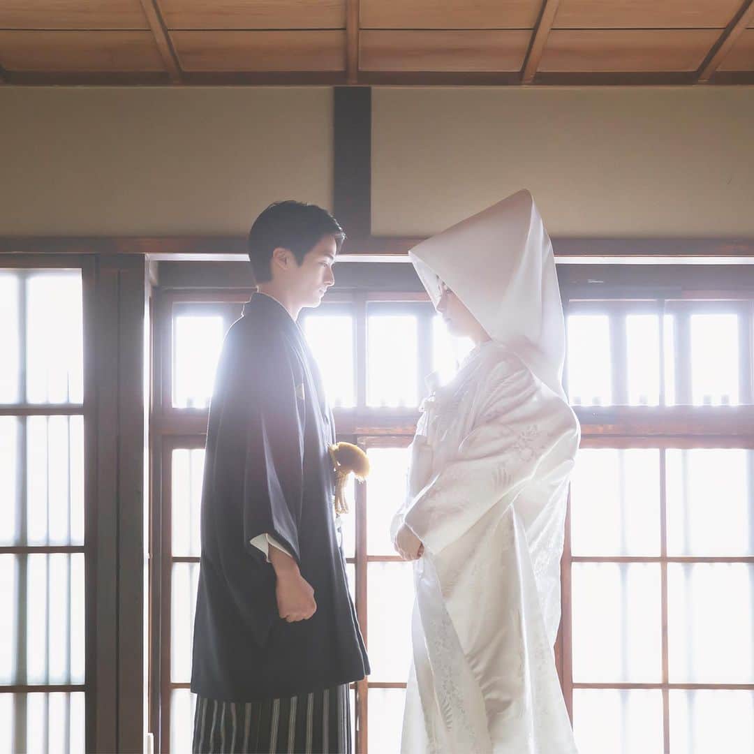 CLAIREのインスタグラム：「日本の結婚式では最も格式高い白無垢。 ・ 今までの自分を無にして、嫁ぎ先の家風に染まると言う意味があります。 ・ また白無垢に合わせる綿帽子は、旦那様以外には顔を見せないようにする意味合いがあるようです。 ・ 意味合いを知ると、より奥行きのある一枚が残せるかもしれません。 ・ @clairebridalstudio」