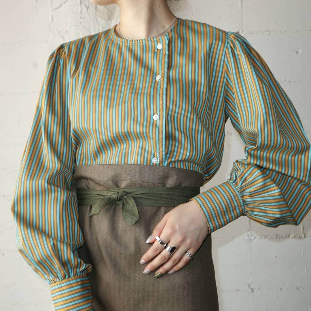 吉祥寺 古着屋 Orfeoのインスタグラム：「Vintage Stripe Blouse  #orfeo #kichijoji #tokyo #vintage #used #fashion #coordinate #outfits  掲載商品のお問い合わせはメールにて承っております。コメント、DMでのお問い合わせは受け付けておりませんのでご了承ください。」