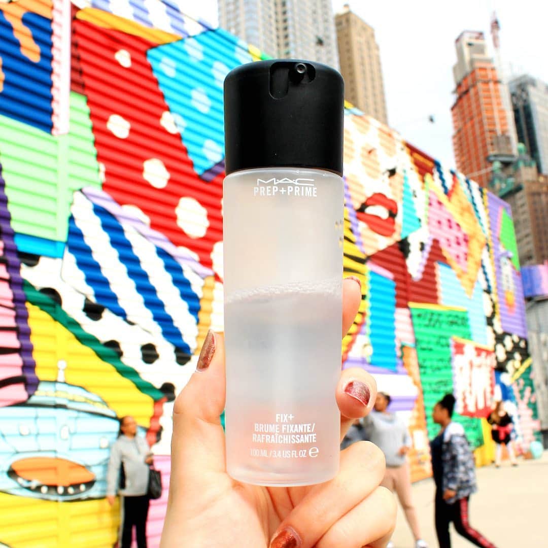 M∙A∙C Cosmetics Japanのインスタグラム：「⠀ M·A·Cを纏って、世界を旅しよう💄👜✈️🌏 #MACトラベル [M∙A∙C プレップ プライム フィックス+]がNYへお出かけ🧚‍♀️ ⠀ ⠀ ⠀ ⠀ ⠀ ⠀ #MACCosmeticsJapan #MACコスメ #MACCosmetics #MAC #コスメ #MAKEUP #メイク #Skincare #スキンケア #PrepPrime #プレッププライム #FixPlus #フィックスプラス #化粧水 #ミスト #ミスト化粧水 #旅 #旅行 #海外旅行 #トラベル #TRAVEL #旅コスメ #NY #ニューヨーク」