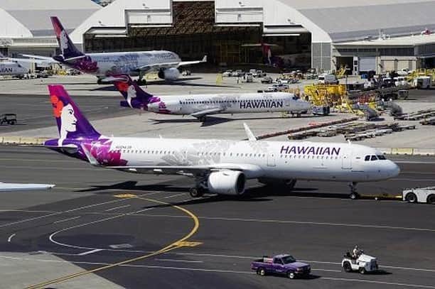 ハワイアン航空さんのインスタグラム写真 - (ハワイアン航空Instagram)「全員集合！ ✈✈✈ Bryan S.機長が珍しい光景をシェアしてくれました。 #ハワイアン航空 が保有する機種全てがたまたま揃った奇跡のワンショット📷 #エアバスA330 (N381HA Hōkūleʻa)、 #ボーイング B717 (N480HA Pueo)、そして #エアバスA321neo (N212HA Wiliwili)です。​」5月22日 12時00分 - hawaiianairlinesjp