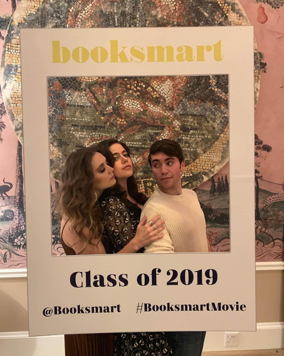 ビリー・ラードさんのインスタグラム写真 - (ビリー・ラードInstagram)「📓👅📓#booksmarthasmaheart #lickinankles #takinnames #triplekissbliss @noahegalvin @mollsterg @booksmart」5月22日 12時01分 - praisethelourd