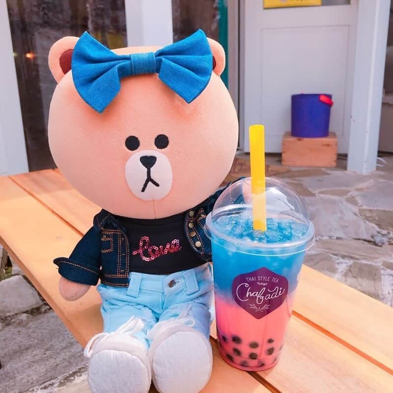 CHOCOのインスタグラム：「🌈🍹🌴🌈🍹🌴🌈 . #タイで人気のドリンクスタンドが原宿にオープン⭐️ . カラフルなピンクブルーティーをオーダー🍹♬ 大粒のタピオカやホイップクリームもトッピングできるよ🙈💕 . . #chabadi #原宿 #チャバディ #linefriends #withCHOCO」