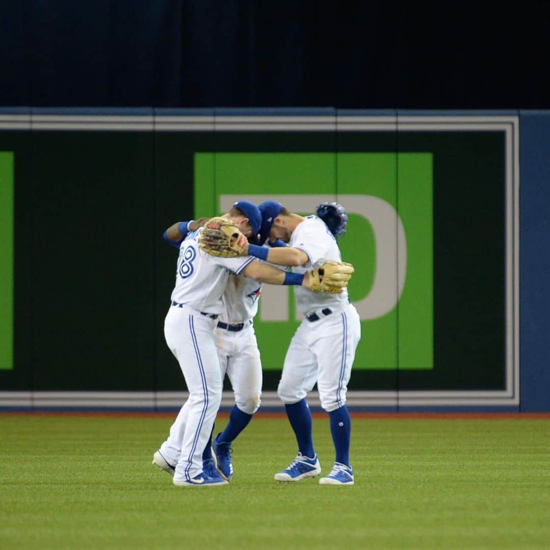 トロント・ブルージェイズさんのインスタグラム写真 - (トロント・ブルージェイズInstagram)「Pulled up our socks and got the win! Give us your ✋ emojis! #BlueJaysWin」5月22日 12時05分 - bluejays