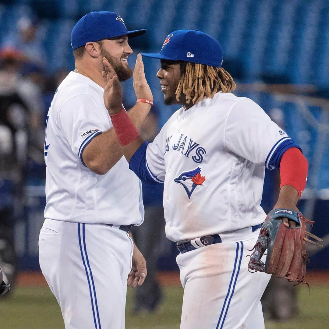 トロント・ブルージェイズさんのインスタグラム写真 - (トロント・ブルージェイズInstagram)「Pulled up our socks and got the win! Give us your ✋ emojis! #BlueJaysWin」5月22日 12時05分 - bluejays