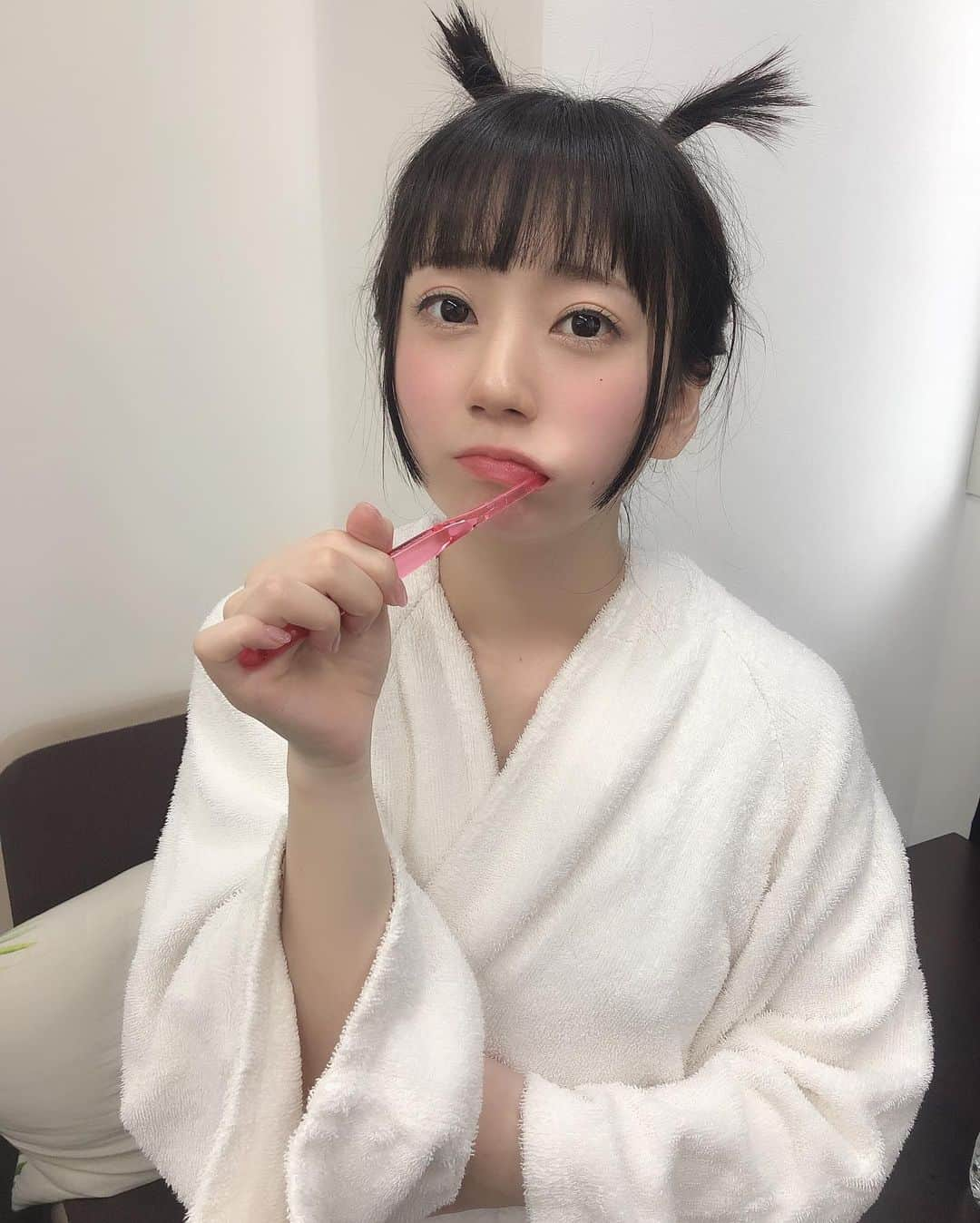 七沢みあさんのインスタグラム写真 - (七沢みあInstagram)「昨日は撮影でしたよ～！本日も無事に全身筋肉痛です！  Twitterにも載せた謎の髪型の正体はおしりかじり虫でした🐛(笑)  #七沢みあ #七沢美亚 #カプセルエージェンシー #av女優 #制服 #撮影でした #おしりかじり虫」5月22日 12時09分 - mia.nanasawa