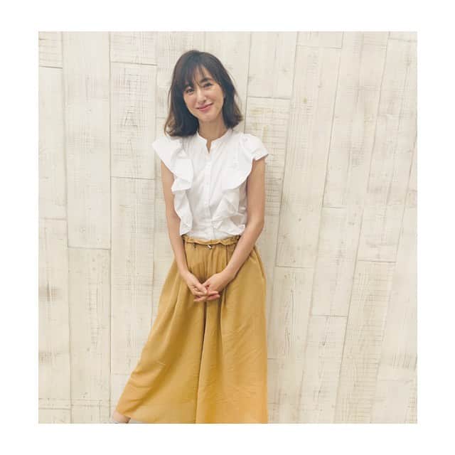 前田ゆかのインスタグラム：「チームワークよく 普段よりさらに はやく終わった撮影後、  純ちゃんが撮ってくれました。  @jun.yoshimura_ladonna  純ちゃんの感性はやわらかく幸せに溢れている〜 ありがとう✨  #shooting #beauty #skincare #吉村純 ちゃん」