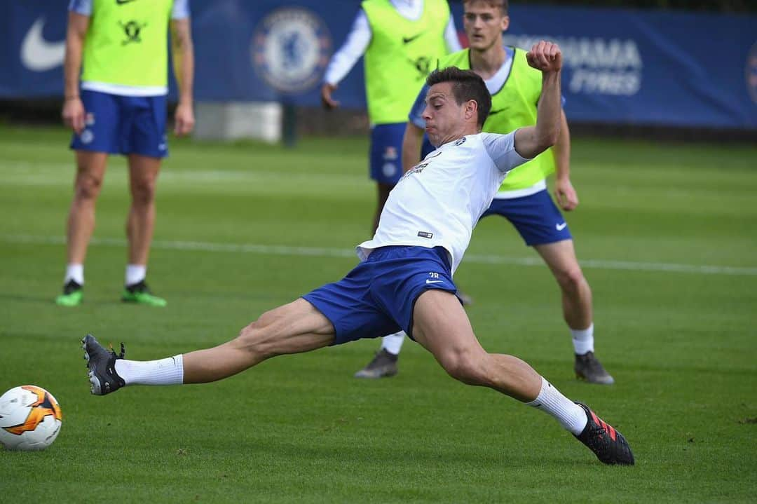 セサル・アスピリクエタさんのインスタグラム写真 - (セサル・アスピリクエタInstagram)「Train Hard, Play Hard ⚽🏃🏻‍♂ 🔵#CFC」5月22日 3時26分 - cesarazpi