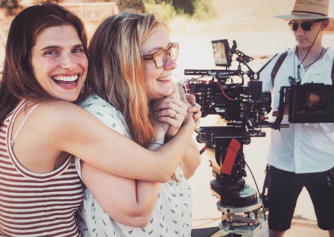 レイク・ベルのインスタグラム：「Thank you @lizmeriwether for being my comedy sister. Love you. @blessthismesstv @abcnetwork We two chicks. 🐓🐓」