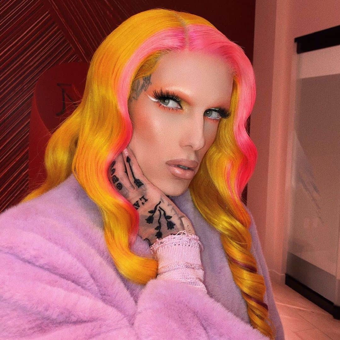 Jeffree Star Cosmeticsさんのインスタグラム写真 - (Jeffree Star CosmeticsInstagram)「The #THIRSTY palette is perfect for a causal SLAY any time of the week 🔥 Makeup artist @boomkackmua also used #velourliquidlipstick shade ‘Drug Lord’ for liner 💛🧡 hair by: @hair_by_jay1 #jeffreestarcosmetics #thirstypalette」5月22日 3時20分 - jeffreestarcosmetics