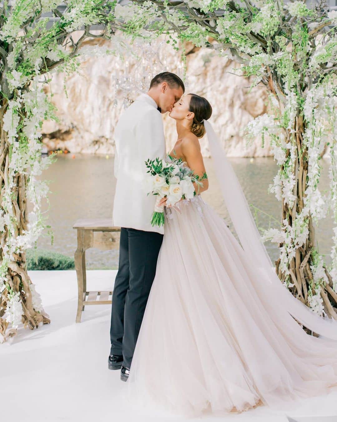 ヴォイチェフ・シュチェスニーのインスタグラム：「3 years ago I got married to this hottie and every day since has been unforgettable! @marina_official ❤️❤️❤️」