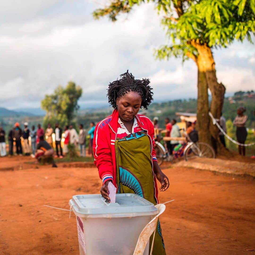 NBC Newsさんのインスタグラム写真 - (NBC NewsInstagram)「A woman casts her vote at a polling station in Mzuzu, #Malawi, on Tuesday. . Malawians went to the polls Tuesday to vote for president, parliament and local councils. It was the nation's sixth election since the 1994 end of dictatorship. . 📷 @patrick.meinhardt / @afpphoto」5月22日 3時22分 - nbcnews