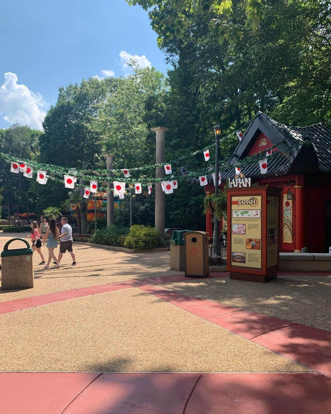 山口すず夏さんのインスタグラム写真 - (山口すず夏Instagram)「・ 昨日はBusch Gardens Williamsburgに行ってきました！ 出場選手は無料でチケットをもらえるんです‼︎ ジェットコースター好きの私にとってはとても楽しかったです！😆✨ ・ 今週はPure Silkです！今日はなさちゃんとback9回りました⛳️ 後ろがいなかったので沢山練習もできて楽しかったです😊 今週は暑いので4日間しっかり集中してプレーできるように頑張ります！💪☀️ 応援よろしくお願いします😊🤩 ・ #golf#puresilk#lpga#ゴルフ#buschgardenswilliamsburg#めっちゃ田舎 #昨日と今日の温度差#昨日は汗だくで練習してたのに#今日は一滴も汗が出ない#今週も頑張ります」5月22日 3時38分 - suzuka.yamaguchi