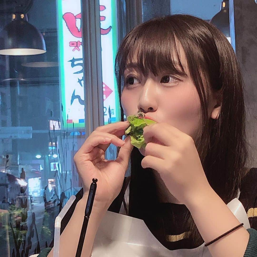 楠木まゆさんのインスタグラム写真 - (楠木まゆInstagram)「新大久保 くるむ 🌽=🍅=( '-' 🍆 )ﾔｻｲﾊﾟﾝﾁ 野菜たくさんにサムギョプサルが付いて1人1800円くらいでした！ めちゃくちゃ野菜の種類沢山あってそれの効果とかも書かれていて味もそれぞれ違くて楽しかった！(ただ全部みどりでどれがどれかイマイチわからなかったw) サムギョプサルはガーリックにして、あと店員さんにオススメ聞いて骨付き豚カルビを選んだよー！ 骨付き豚カルビめちゃくちゃ美味しかった！🐷❤ 最後に余った野菜達はスムージーにしてくれるんだけど、そのスムージーが美味しすぎて忘れられない。またすぐ行きたい。。 ノンアルのモヒートもかなり美味しかった🍃✨ 新大久保からも遠くないし通り沿いだし、みんなも行ってみて〜！ 私はまたすぐ行きたい。  #くるむ #くるむサンパ店 #新大久保 #サムギョプサル #骨付き豚カルビ #サンチュ #スムージー #韓国料理 #🍃 #新大久保グルメ」5月22日 3時42分 - kusunoki__mayu