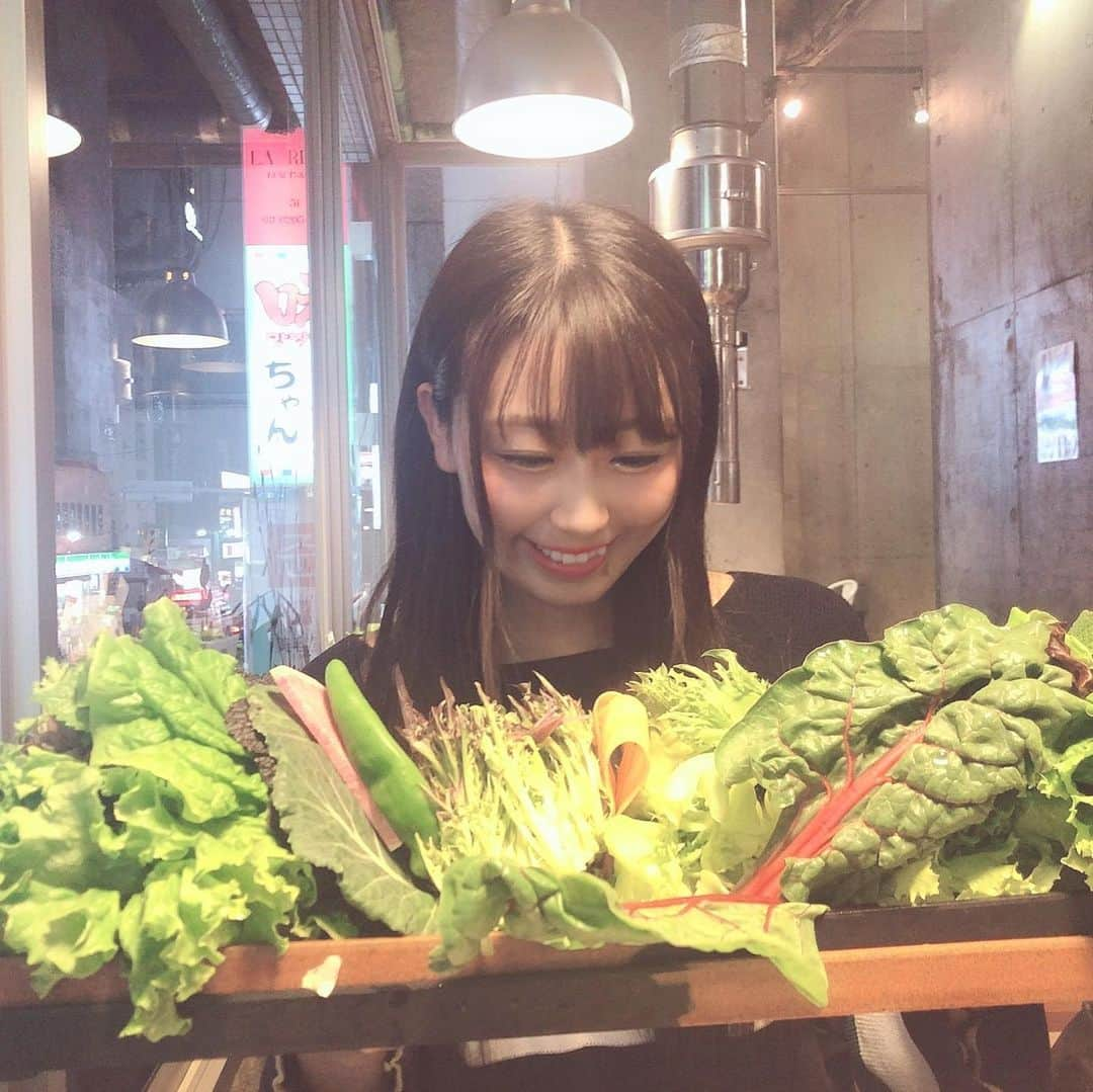 楠木まゆさんのインスタグラム写真 - (楠木まゆInstagram)「新大久保 くるむ 🌽=🍅=( '-' 🍆 )ﾔｻｲﾊﾟﾝﾁ 野菜たくさんにサムギョプサルが付いて1人1800円くらいでした！ めちゃくちゃ野菜の種類沢山あってそれの効果とかも書かれていて味もそれぞれ違くて楽しかった！(ただ全部みどりでどれがどれかイマイチわからなかったw) サムギョプサルはガーリックにして、あと店員さんにオススメ聞いて骨付き豚カルビを選んだよー！ 骨付き豚カルビめちゃくちゃ美味しかった！🐷❤ 最後に余った野菜達はスムージーにしてくれるんだけど、そのスムージーが美味しすぎて忘れられない。またすぐ行きたい。。 ノンアルのモヒートもかなり美味しかった🍃✨ 新大久保からも遠くないし通り沿いだし、みんなも行ってみて〜！ 私はまたすぐ行きたい。  #くるむ #くるむサンパ店 #新大久保 #サムギョプサル #骨付き豚カルビ #サンチュ #スムージー #韓国料理 #🍃 #新大久保グルメ」5月22日 3時42分 - kusunoki__mayu