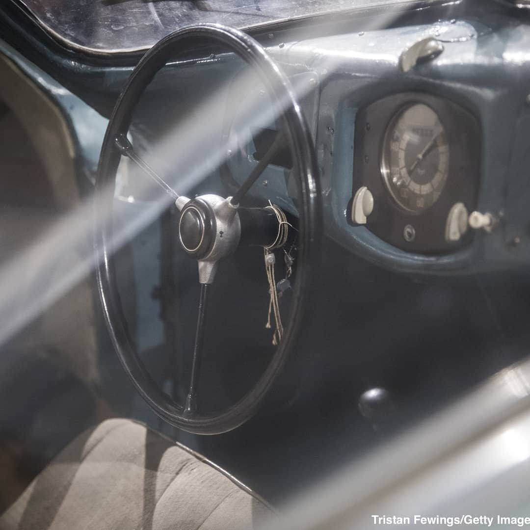 ABC Newsさんのインスタグラム写真 - (ABC NewsInstagram)「Sotheby's in London shows off the  only surviving 1939 Porsche Type 64 Berlin-Rome, the oldest car to wear the Porsche badge  #porsche #classiccars #carphotography」5月22日 3時48分 - abcnews