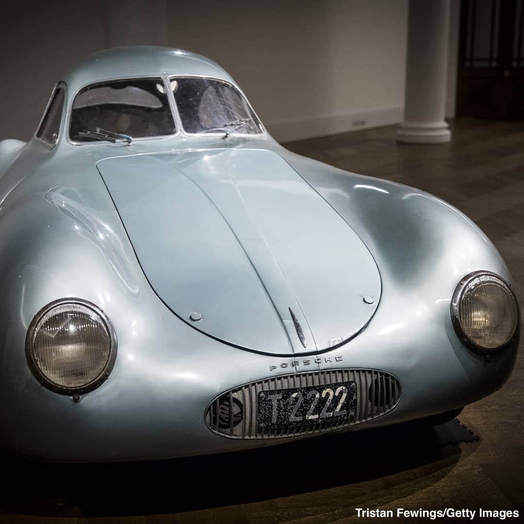 ABC Newsさんのインスタグラム写真 - (ABC NewsInstagram)「Sotheby's in London shows off the  only surviving 1939 Porsche Type 64 Berlin-Rome, the oldest car to wear the Porsche badge  #porsche #classiccars #carphotography」5月22日 3時48分 - abcnews