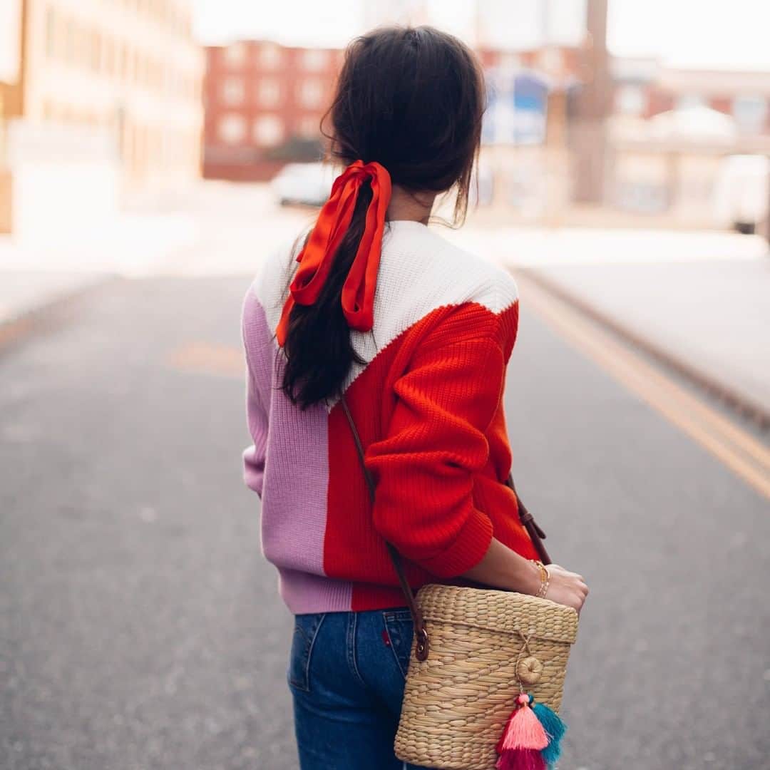 アクセサライズのインスタグラム：「Twist it, tie it, make it your own. In a silky satin fabric, our long and skinny headscarf will add a trending touch to any look. Wear yours in your hair, round your wrist, as a neckerchief or attached to your favourite bag. 📷 @rosieannbutcher 🔍 6868915700  Tap the link in the bio to shop now.  #Accessorize」