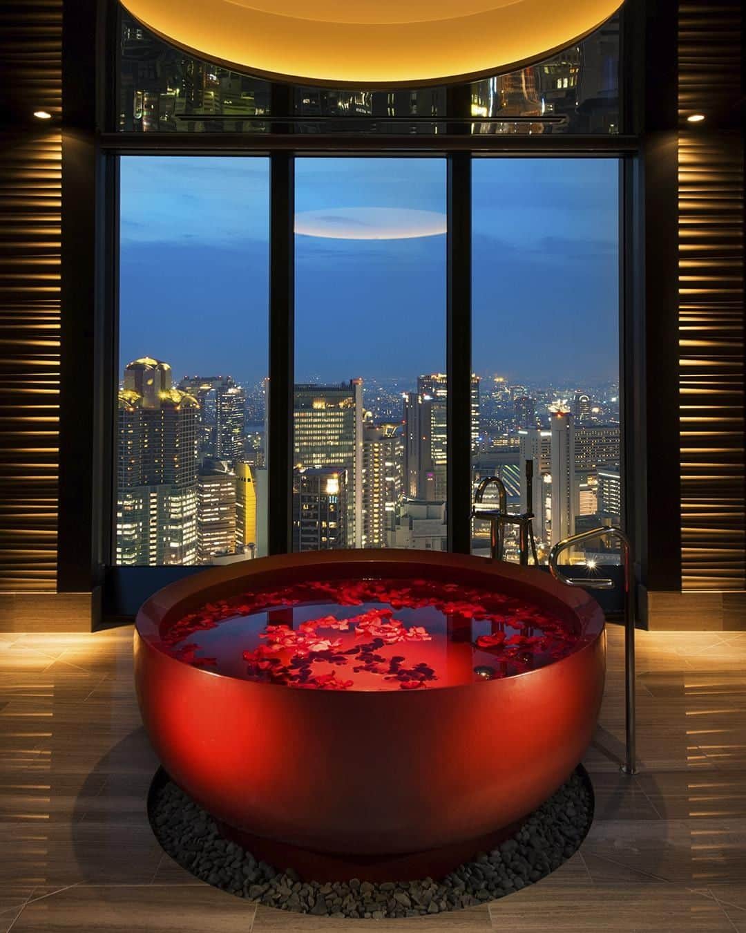 Conrad Hotelsのインスタグラム：「After soaking in the city’s sights, unwind with a sake-infused bath at @conradosaka_jp’s red soaking tub. #StayInspired」