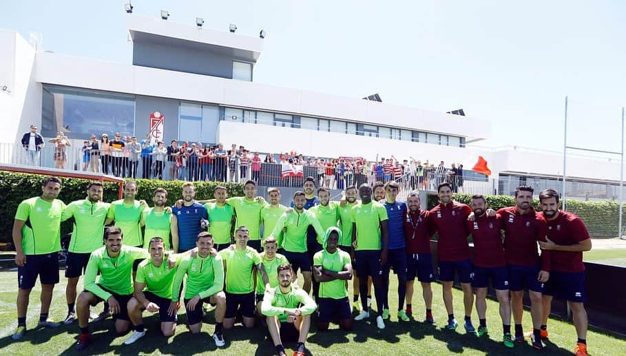 グラナダCFさんのインスタグラム写真 - (グラナダCFInstagram)「Inside | Despedida con la afición y desplazamiento a Albacete 🔴⚪️ #EternaLucha #futbol #granada #granadacf #laliga123 #Pasitoapasito」5月22日 4時08分 - granadacf