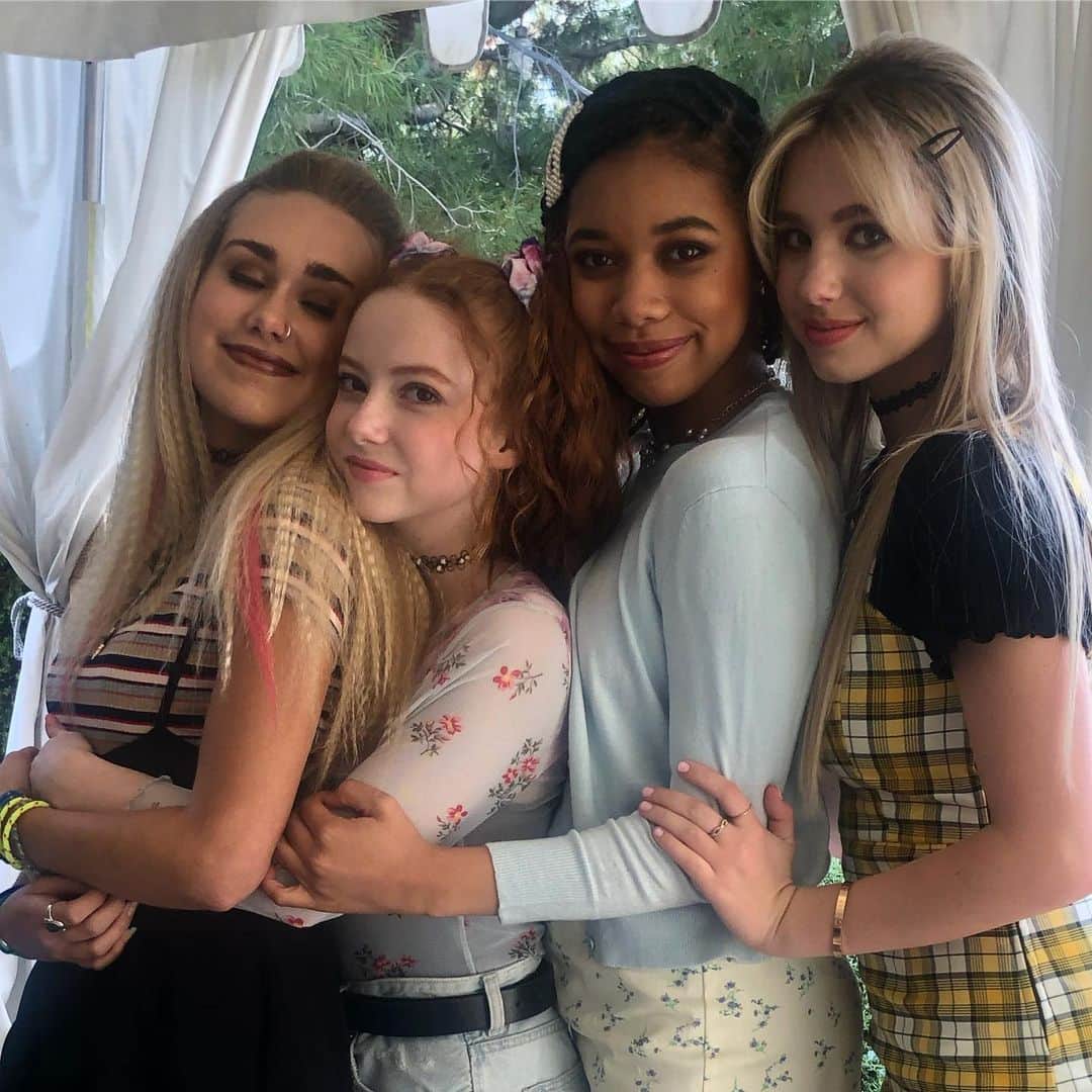 フランチェスカ・カパルディのインスタグラム：「@emilyskinner__ @kyladrewatla @lilia so gorgeous and so talented! 😍💙 Can’t wait for everyone to see #CrownLake and meet these amazing characters in June on @brat . . #acting #girls #girlpower #love #jmbn #bekind #beyou #keepdreaming #believe」
