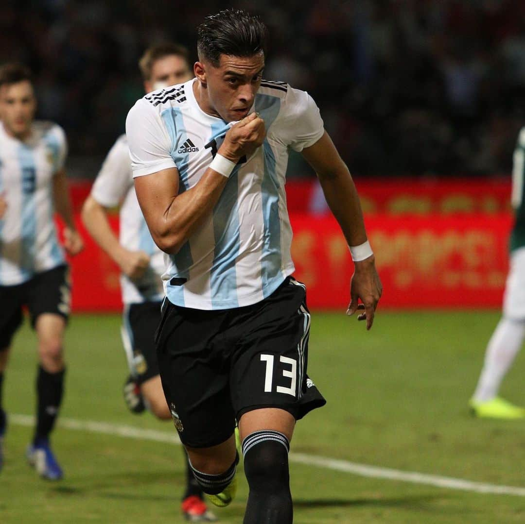 ロヘリオ・フネス・モリさんのインスタグラム写真 - (ロヘリオ・フネス・モリInstagram)「Feliz y orgulloso de vestir la camiseta de mi país !!! 🇦🇷⚽️👍🏽💪🏽🙏🏽 #vamosargentina @afaseleccion @copaamerica」5月22日 4時16分 - funesmoriofi