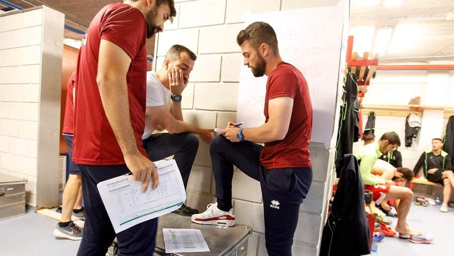 グラナダCFさんのインスタグラム写真 - (グラナダCFInstagram)「Inside | El momento antes del partido: el santo vestuario 🔴⚪️ #EternaLucha #futbol #granada #granadacf #laliga123 #Pasitoapasito」5月22日 4時27分 - granadacf