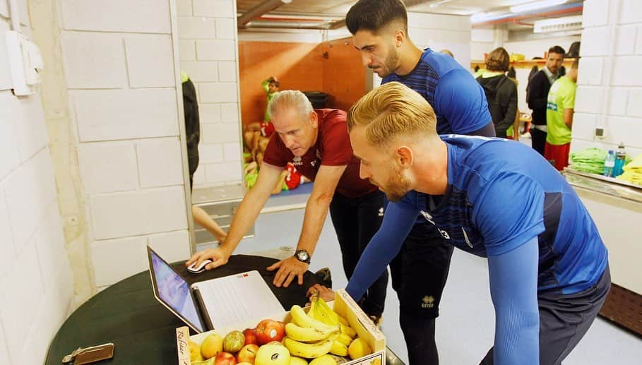 グラナダCFさんのインスタグラム写真 - (グラナダCFInstagram)「Inside | El momento antes del partido: el santo vestuario 🔴⚪️ #EternaLucha #futbol #granada #granadacf #laliga123 #Pasitoapasito」5月22日 4時27分 - granadacf