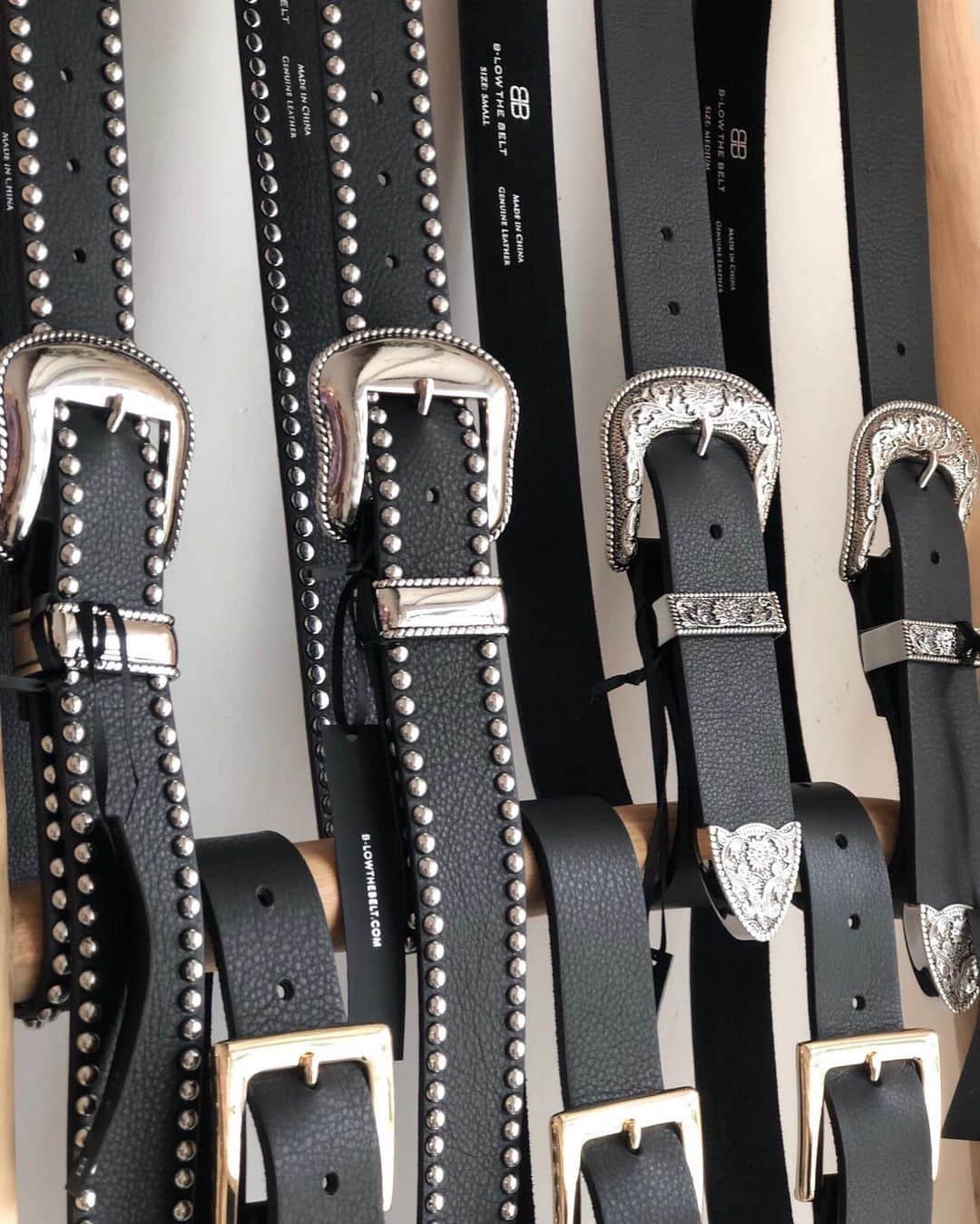 ビーローザベルトさんのインスタグラム写真 - (ビーローザベルトInstagram)「Studded belt or plain leather? Which do you prefer? ⚡️🖤#TAOSSTUDDED and #FRANK」5月22日 4時21分 - blowthebelt