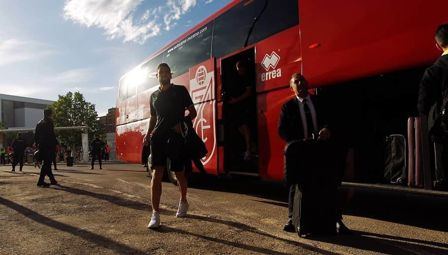 グラナダCFさんのインスタグラム写真 - (グラナダCFInstagram)「Inside | Salida del hotel y llegada al Carlos Belmonte 🔴⚪️ #EternaLucha #futbol #granada #granadacf #laliga123 #Pasitoapasito」5月22日 4時21分 - granadacf