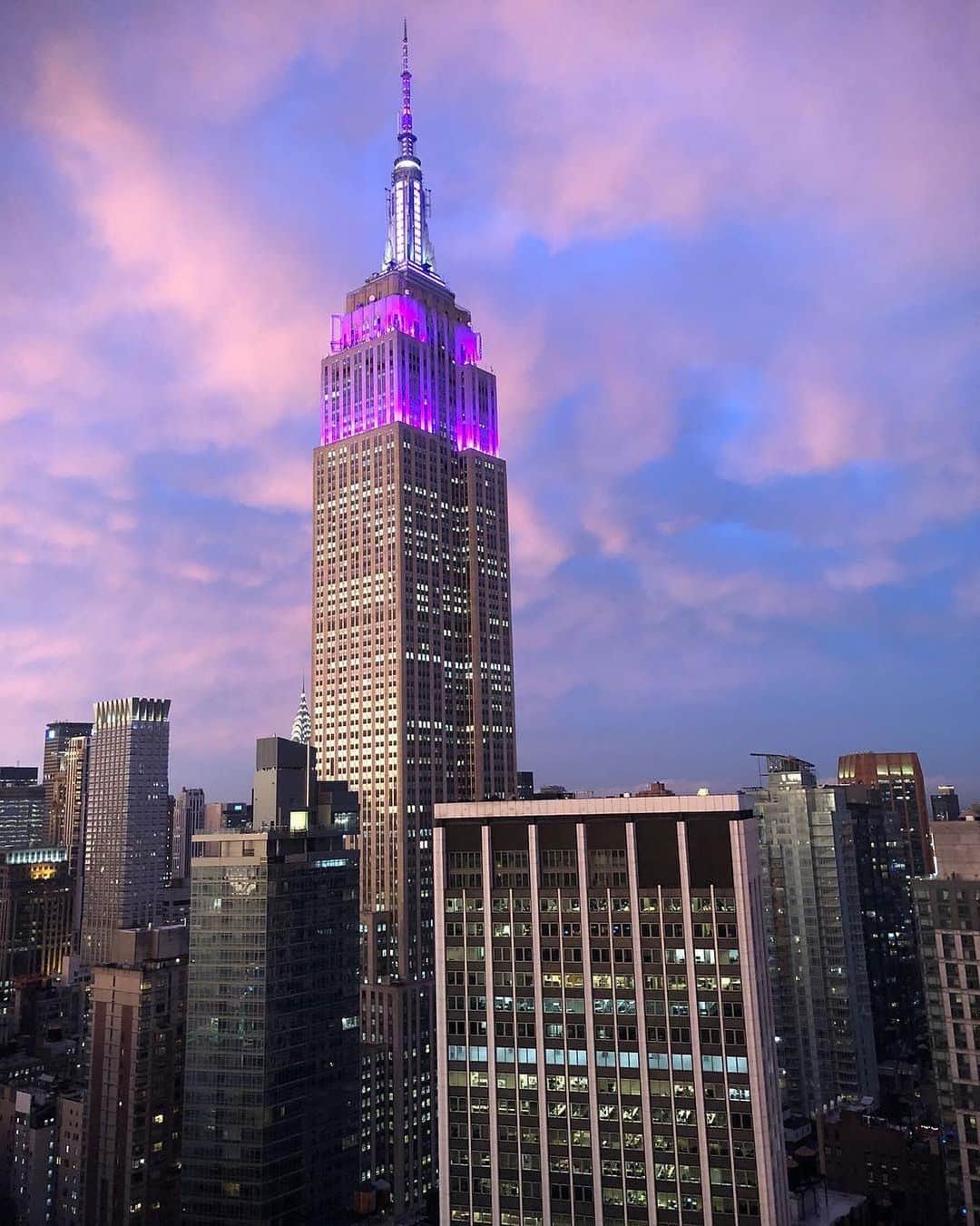 Empire State Buildingさんのインスタグラム写真 - (Empire State BuildingInstagram)「#ESBright - Congratulations to the 2019 class of @nyuniversity! Our tower glows in violet & white this evening to celebrate the 187th Commencement.  #EmpireStateBuilding #NYU2019 🎓 . 📷: @megmisiak2」5月22日 4時24分 - empirestatebldg