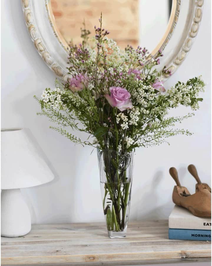 ローラアシュレイのインスタグラム：「A beautiful flower arrangement can add a touch of elegance to any interior space. To celebrate the start of #ChelseaFlowerShow, we learn how to create the perfect bouquet on with help from @everythingellie on the Laura Ashley Blog 🌸 Link in story」