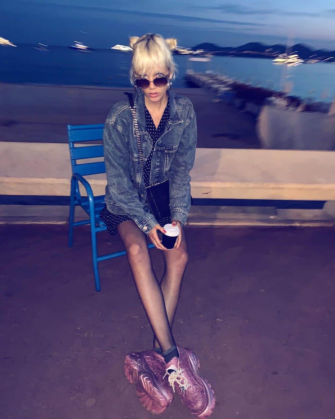 マリヤン・ジョンクマンのインスタグラム：「Drink to go. Hi Cannes 🧸」