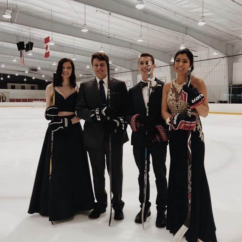 NHLさんのインスタグラム写真 - (NHLInstagram)「This is what happens when four hockey players go to prom together. 😂😂 #StanleyCup #MyPlayoffsMoment (📷 @mary.robinson74)」5月22日 4時39分 - nhl