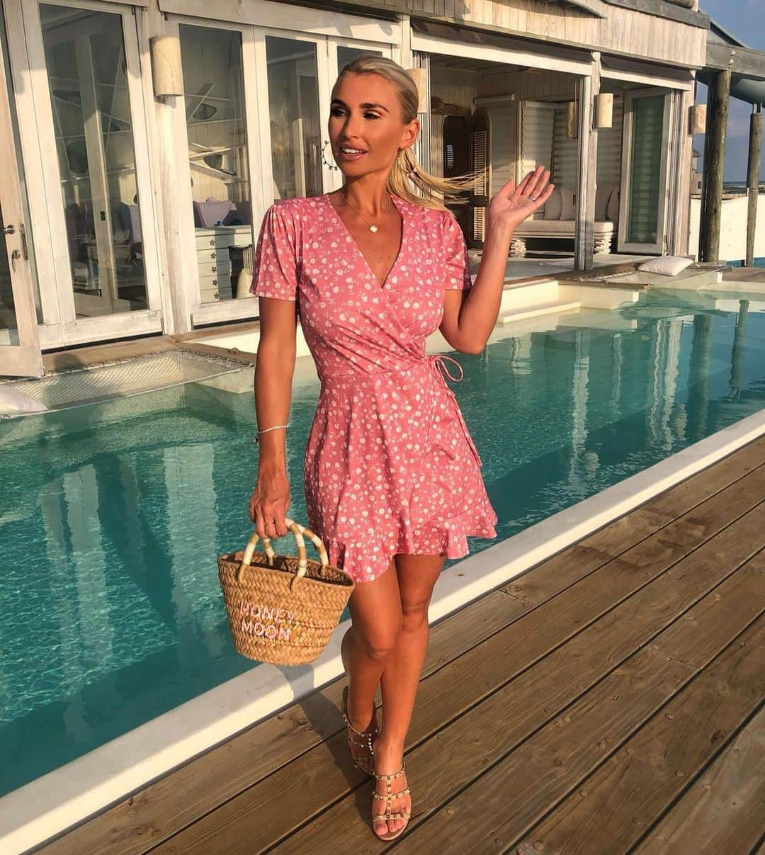 ビリー・フェアーズさんのインスタグラム写真 - (ビリー・フェアーズInstagram)「Oh how I’m Missing this place 💞💦☀ Wrap dress is back in stock from my @inthestyle collection x」5月22日 4時42分 - billieshepherdofficial